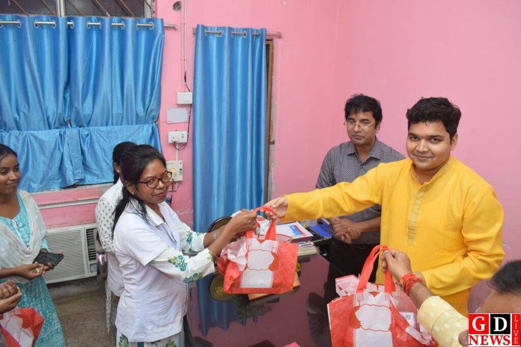 डीसी मनीष कुमार ने बांटी खुशियाँ, दीपावली पर बच्चों, बुजुर्गों और मरीजों संग मनाया त्योहार 13 img 20251020 wa00267584740657770447279
