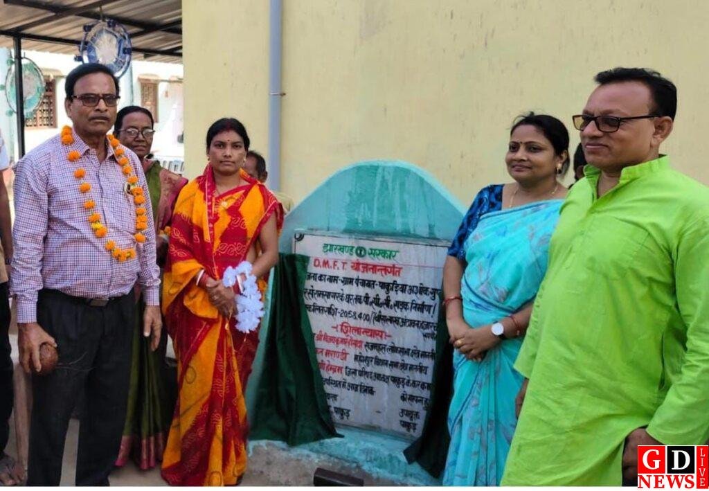 जनता की जरूरतें ही पहली प्राथमिकता, जूली ख्रीष्टमनी हेम्ब्रम ने की आधा दर्जन पीसीसी सड़कों का शिलान्यास। 14 img 20251021 wa00696242929109590291036