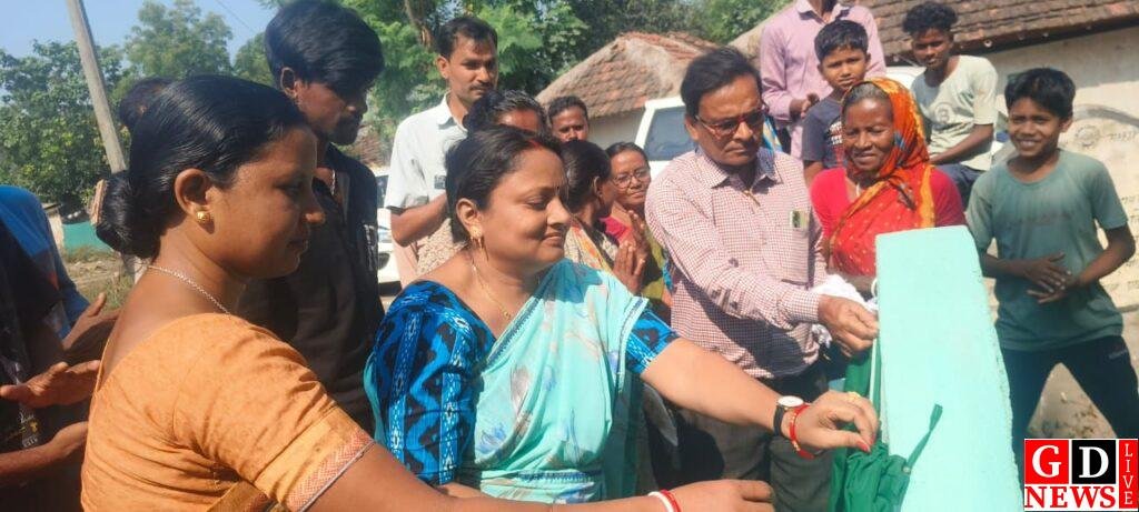 जनता की जरूरतें ही पहली प्राथमिकता, जूली ख्रीष्टमनी हेम्ब्रम ने की आधा दर्जन पीसीसी सड़कों का शिलान्यास। 13 img 20251021 wa00703405685810544338351