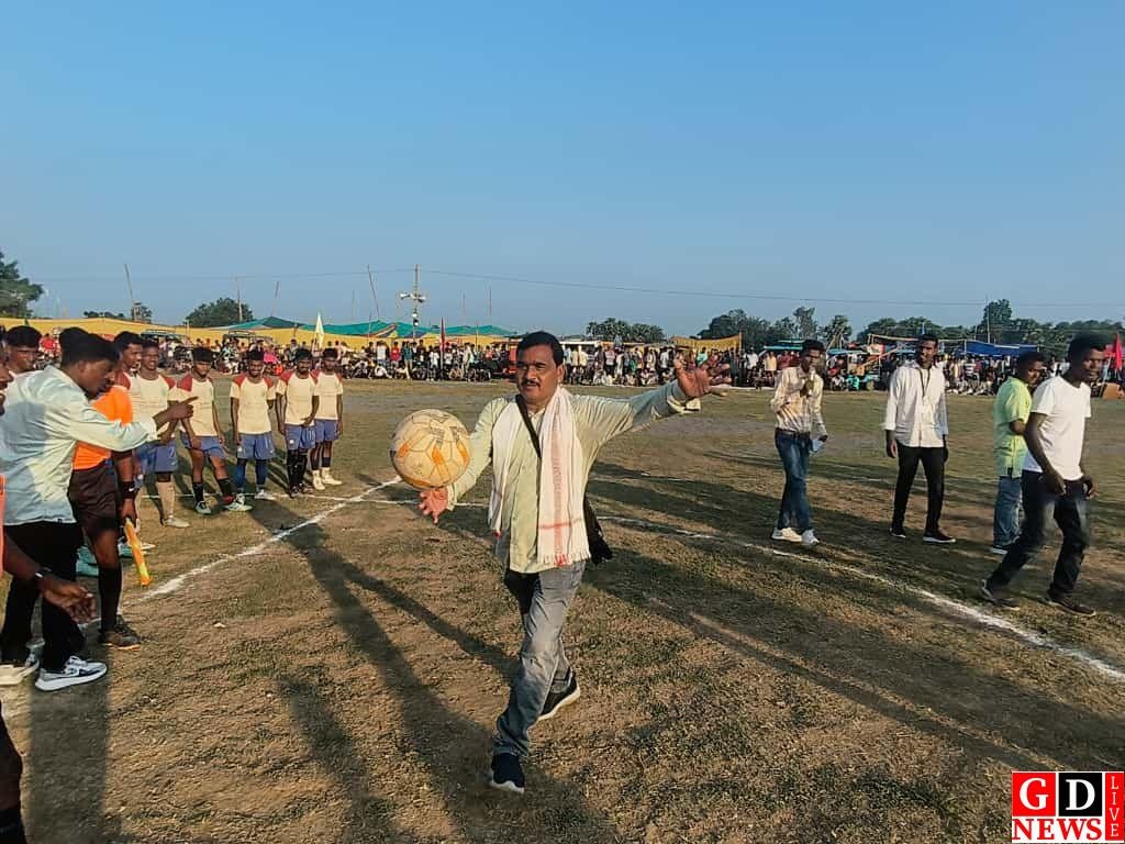 झामुमो जिला सचिव ने फुटबॉल फाइनल और काली मेला का किया उद्घाटन। 13 img 20251022 wa00183164879223183372927