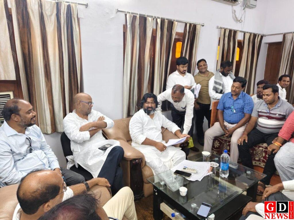 राजमहल सांसद विजय हांसदा ने सुनी जनता की समस्याएं, अधिकारियों को दिए त्वरित कार्रवाई के निर्देश। 13 img 20251023 wa00172936441237831864889