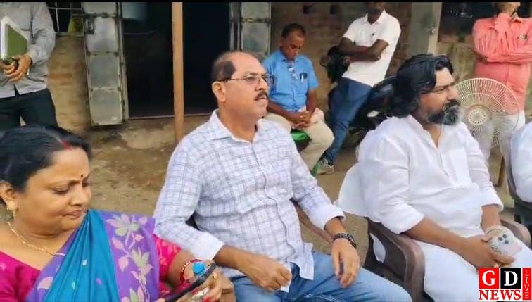 गांव-गांव पहुंचे सांसद विजय हांसदा, जनता से लिया सीधा फीडबैक 13 img 20251024 wa01783624304053329862984