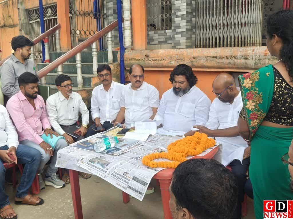 राजमहल सांसद ने महेशपुर प्रखंड के गांवों का किया दौरा, जनता की समस्याओं को सुना और समाधान का दिया भरोसा। 13 img 20251025 wa00258474487610945608491