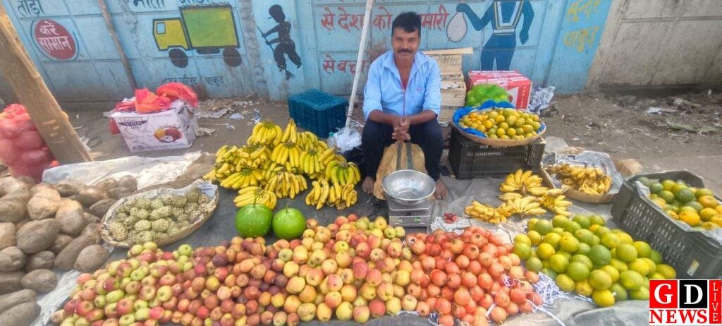 छठ पर्व की रौनक से गुलजार हुआ बाजार, सूप-डाला और फलों की खरीदारी में जबरदस्त तेजी। 14 img 20251026 wa0012220388919228165777