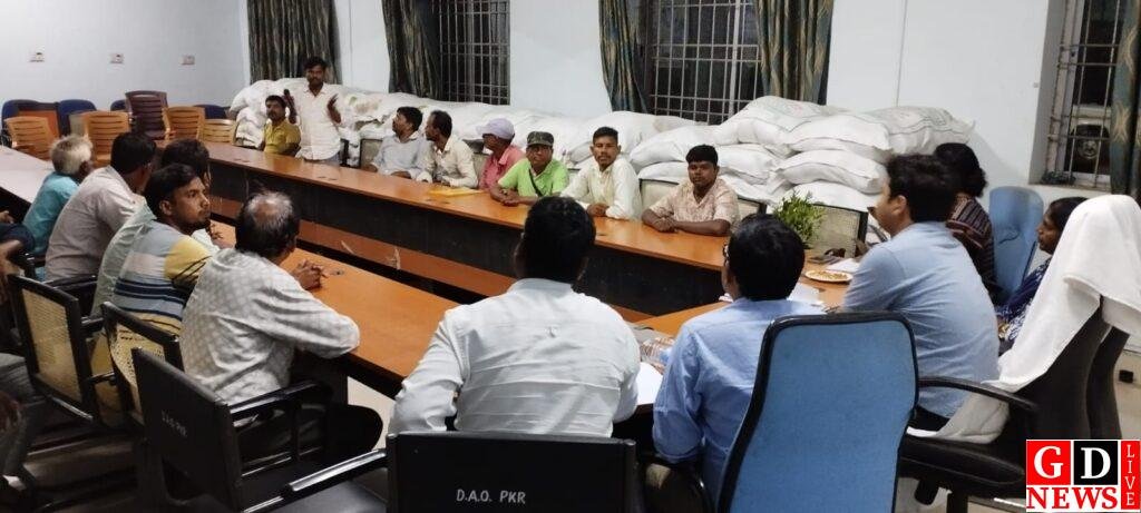 उपायुक्त ने किसानों से किया संवाद, प्रशिक्षण और योजनाओं से समृद्धि का संदेश। 13 img 20251026 wa00187602614369854760961