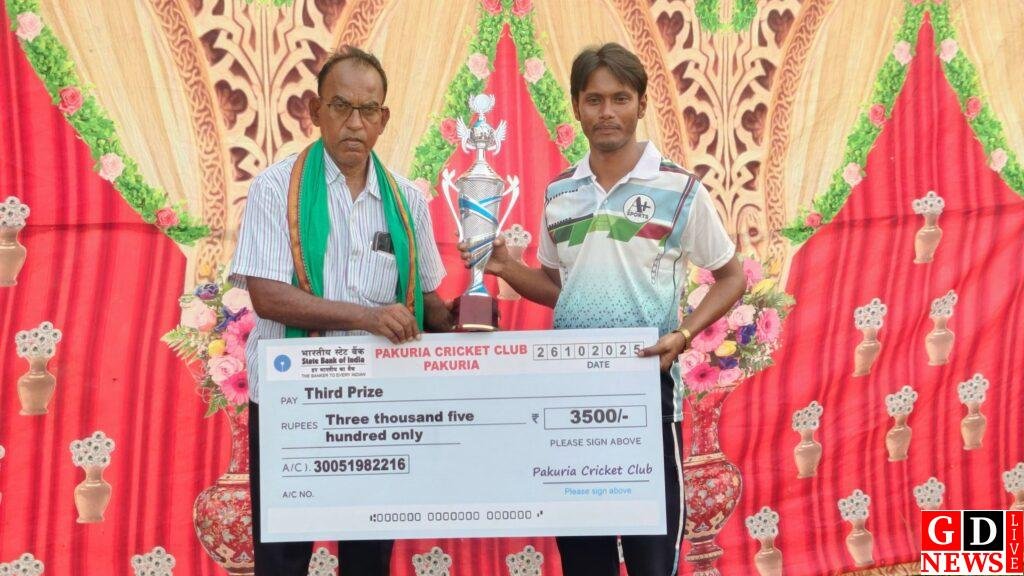 झामुमो नेताओं की मौजूदगी में यंग स्टार ने जीता पाकुड़िया प्रीमियर लीग सीजन-3 का खिताब। 13 img 20251026 wa0027277759133867401519