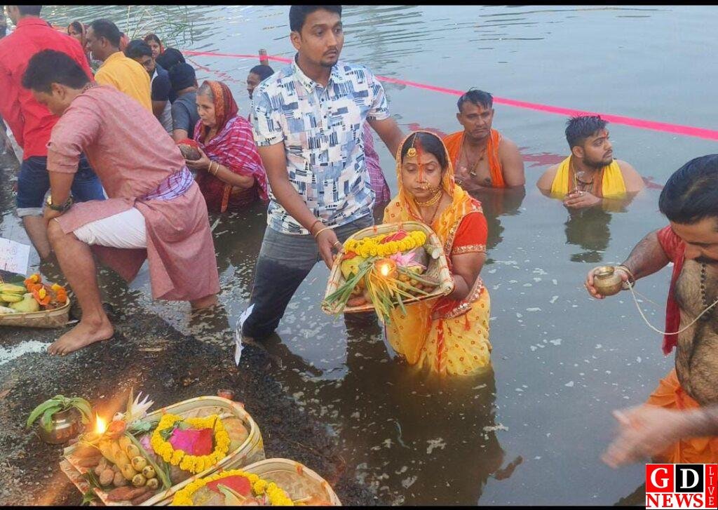 अस्ताचलगामी सूर्य को अर्घ्य के साथ तीसरा दिन संपन्न, आज उषा अर्घ्य के साथ होगा छठ महापर्व का समापन 13 img 20251027 wa00378080308175837110333