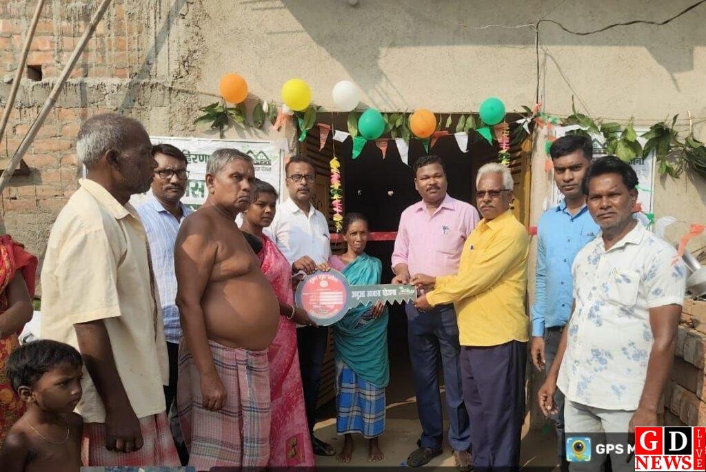 250 लाभुकों को मिला पक्का घर, अबुआ आवास योजना ने पूरा किया अपना घर का सपना। 13 img 20251028 wa0081296930523427739252