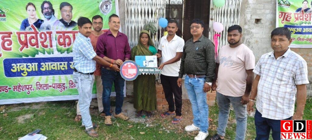 250 लाभुकों को मिला पक्का घर, अबुआ आवास योजना ने पूरा किया अपना घर का सपना। 14 img 20251028 wa00835315732469884958684