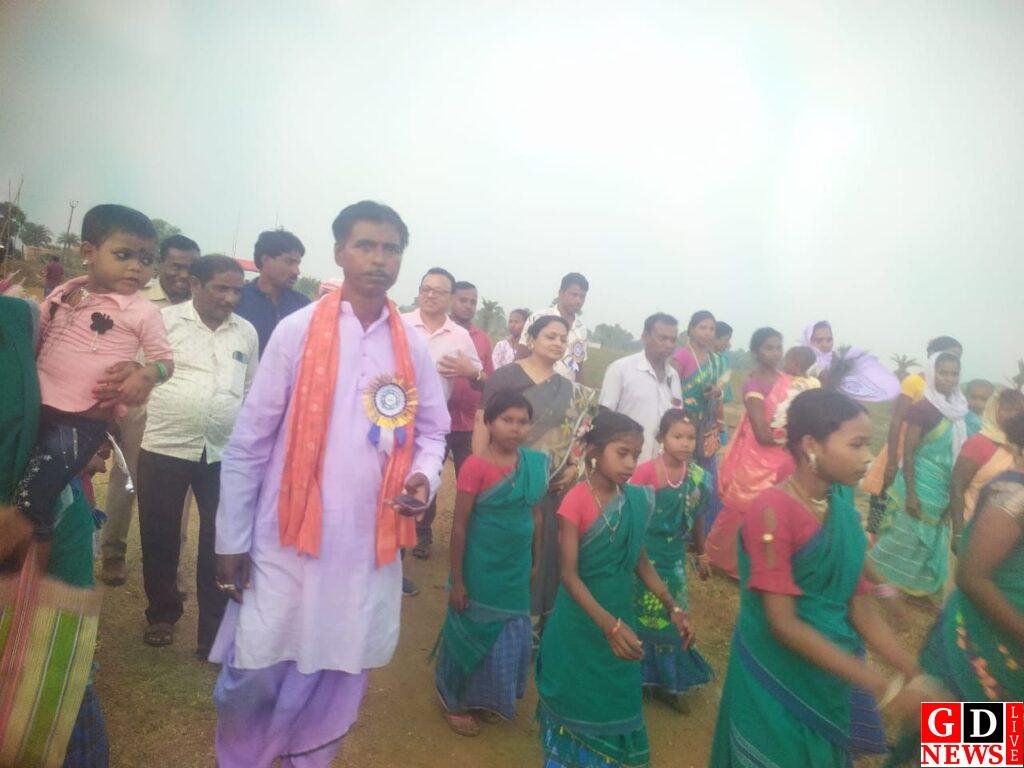 जिला परिषद अध्यक्ष जूली हेंब्रम ने किया फुटबॉल फाइनल मैच का शुभारंभ, कहा, शिक्षा ही जीवन की ज्योति है। 15 img 20251028 wa00845453820479959668491