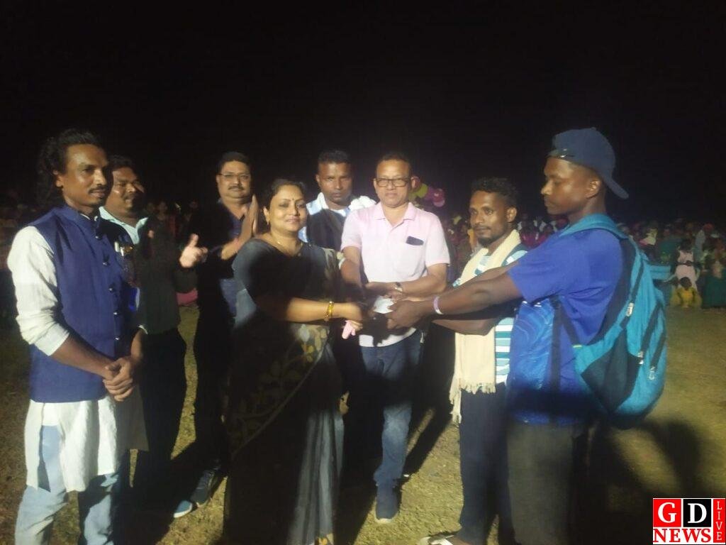 जिला परिषद अध्यक्ष जूली हेंब्रम ने किया फुटबॉल फाइनल मैच का शुभारंभ, कहा, शिक्षा ही जीवन की ज्योति है। 13 img 20251028 wa00884086512474835090176