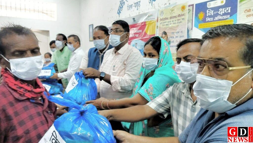 टीबी मरीजों को मिला पोषण सहारा, निक्षय पोषण योजना के तहत वितरित की गई किटें। 14 img 20251031 wa00238039097842204990324