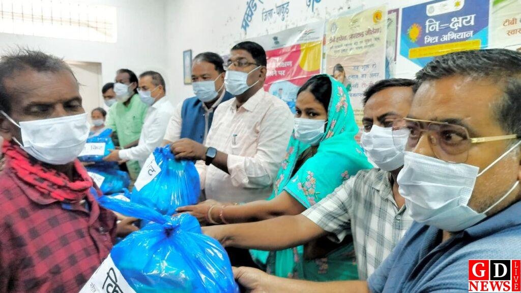 टीबी मरीजों को मिला पोषण सहारा, निक्षय पोषण योजना के तहत वितरित की गई किटें। 13 img 20251031 wa00244177789698477977532