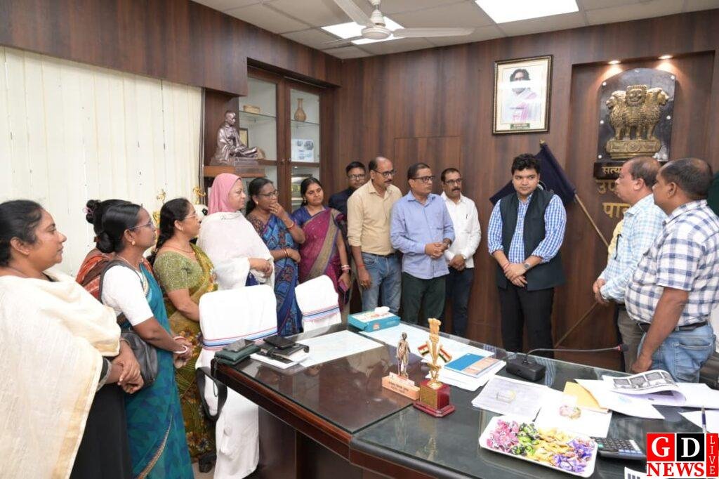 31 साल बाद मिली पदोन्नति, 22 लिपिक बने प्रधान लिपिक, उपायुक्त बोले, पदोन्नति जिम्मेदारी और भरोसे का प्रतीक। 13 img 20251031 wa00317516515104577905553