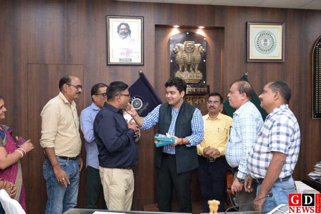 31 साल बाद मिली पदोन्नति, 22 लिपिक बने प्रधान लिपिक, उपायुक्त बोले, पदोन्नति जिम्मेदारी और भरोसे का प्रतीक। 14 img 20251031 wa003296716341464635302