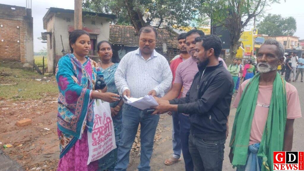 सड़क निर्माण में मनमाने भूमि अधिग्रहण के विरोध में रैयतों का हंगामा, घंटों जाम रहा पाकुड़-दुमका मार्ग। 14 img 20251031 wa00616113959574204248312