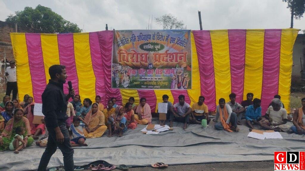 सड़क निर्माण में मनमाने भूमि अधिग्रहण के विरोध में रैयतों का हंगामा, घंटों जाम रहा पाकुड़-दुमका मार्ग। 13 img 20251031 wa0062570460843806767650