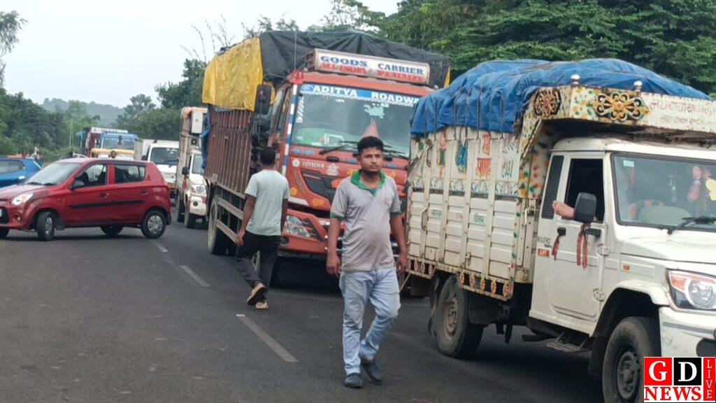 सड़क हादसे में घायल बच्ची की इलाज के दौरान मौत, शव रखकर ग्रामीणों ने किया सड़क जाम। 13 img 20251031 wa006724605883329486946
