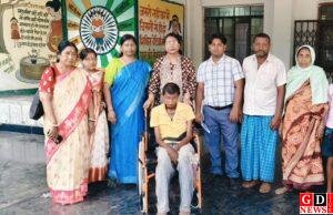 दिव्यांग को मिला नया सहारा, समाज कल्याण पदाधिकारी ने थमाई व्हीलचेयर, चेहरे पर लौटी मुस्कान। 9 IMG 20251107 WA0025