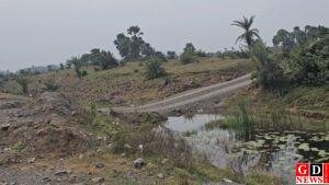 केनाल में मिट्टी डाल खदान मालिक ने बनाई सड़क बदला! मिट्टी से पाट दी सिंचाई की जीवनरेखा,किसानों में आक्रोश। 3 IMG 20251107 WA0034