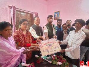 सीतारामपुर-बिरकिट्टी में उपासना मरांडी का प्रभावी दौरा, ‘सेवा का अधिकार सप्ताह’ में योजनाओं का ऑन-द-स्पॉट समाधान। 10 IMG 20251127 WA0025