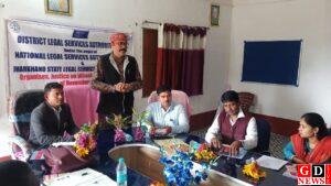 चलंत लोक अदालत सह विधिक जागरूकता कार्यक्रम में ग्रामीणों को दी गई महत्वपूर्ण कानूनी जानकारी। 8 IMG 20251128 WA0005