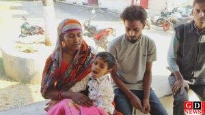 फर्जी इलाज से पांच वर्षीय बच्चे की हालत गंभीर—जीवनदीप फार्मा संचालक पर परिजनों का बवाल, शटर गिराकर डॉक्टर फरार। 1 IMG 20251128 WA0033