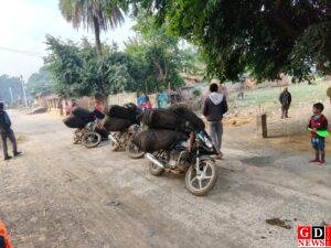 पुलिस ने छापेमारी अभियान चलाकर जप्त किया कोयला लदा चार बाइक। 11 image editor output image 1336689157 1763644312050