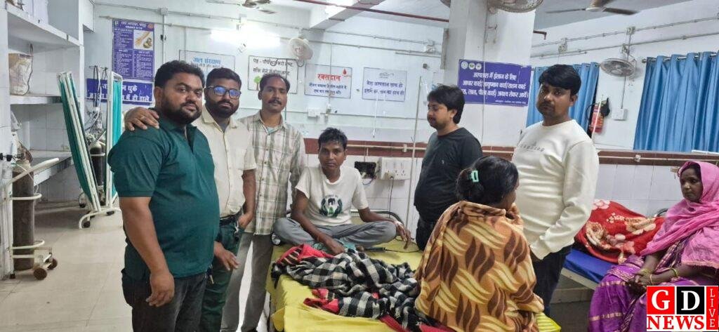 रेस्क्यू करने गए, खुद रिस्क में आ गए, कोबरा बचाने पहुँची टीम को सांप ने ही काटा। 13 img 20251103 wa00024834963333724878275