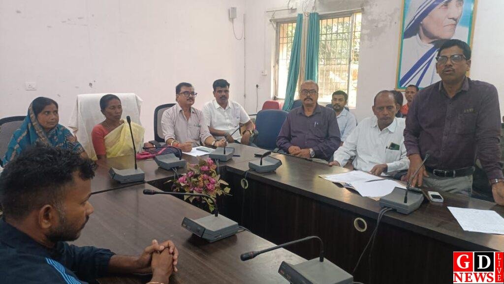 जस्टिस ऑन व्हील पहुँचा लिट्टीपाड़ा — ग्रामीणों को मिली कानूनी जागरूकता की राह। 14 img 20251103 wa00286756831566448660154