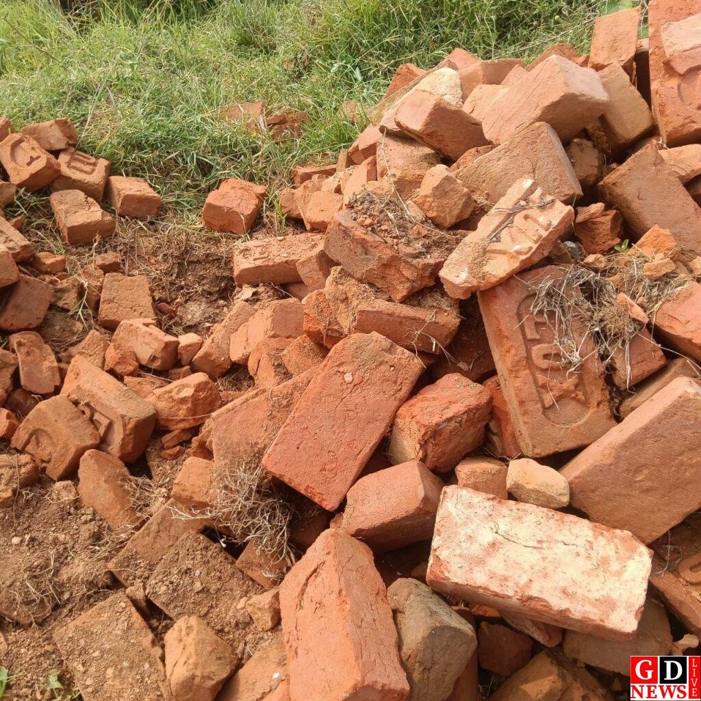 अनुपडंगा में लैंप्स गोदाम निर्माण पर उठ रहे सवाल, घटिया सामग्री से बन रहा भवन। 13 img 20251106 wa00211010359093152824652