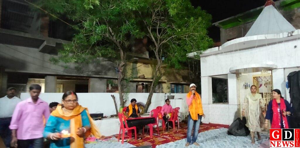 देव दीपावली पर भक्ति और आस्था का सागर उमड़ा, शिव मंदिर प्रांगण में गूंजे भजन, भावविभोर हुए श्रद्धालु। 13 img 20251106 wa00412928824078270412261