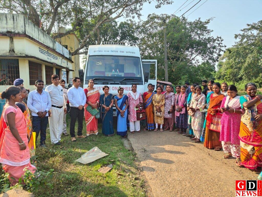 महेशपुर में चला चलंत लोक अदालत, ग्रामीणों को मिली कानूनी जागरूकता 14 img 20251107 wa00305792834449756073902