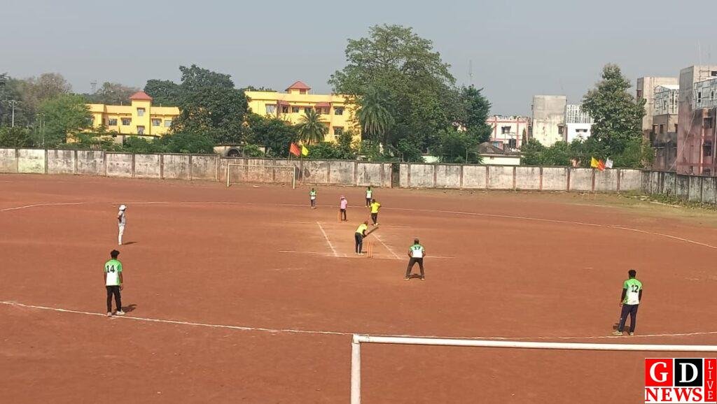 जमशेदपुर ने लिट्टीपाड़ा क्रिकेट टूर्नामेंट का खिताब जीता, विजेता टीम को मिला एक लाख रुपये का पुरस्कार। 13 img 20251109 wa00085717712857600087571