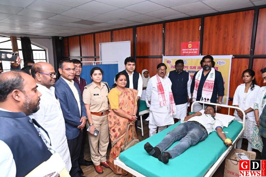 झारखंड स्थापना दिवस पर लगा स्वास्थ्य-रक्तदान कैंप, नेताओं-अधिकारियों ने लिया जायजा 14 img 20251114 wa00127532762455604358463