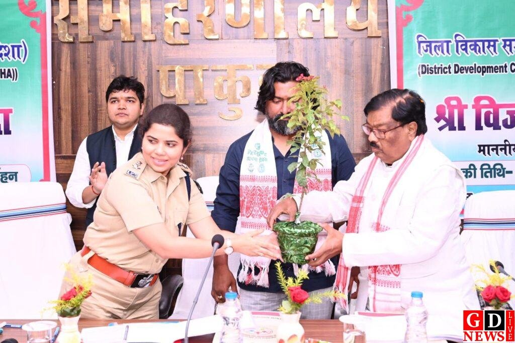 रफ्तार बढ़ाओ, जनता इंतजार में है, सांसद हांसदा का साफ साफ निर्देश, फाइलों में धूल नहीं, काम में तेजी चाहिए 13 img 20251114 wa00153076739647018878372