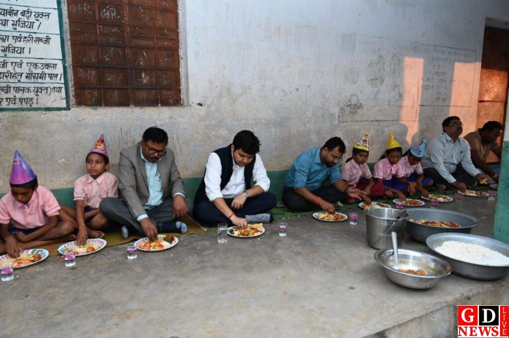 नन्हे मुन्नों के बीच पहुँचे उपायुक्त, बाल दिवस पर बच्चों संग खाना खाकर जीता दिल। 13 img 20251114 wa00277176875061458775052