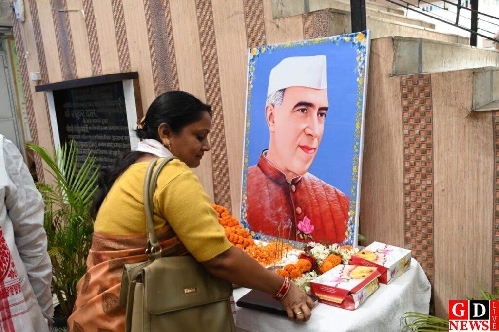 नेहरू जयंती एवं बाल दिवस पर सांसद, विधायक और उपायुक्त ने किया माल्यार्पण। 13 img 20251114 wa00315884240552809155621