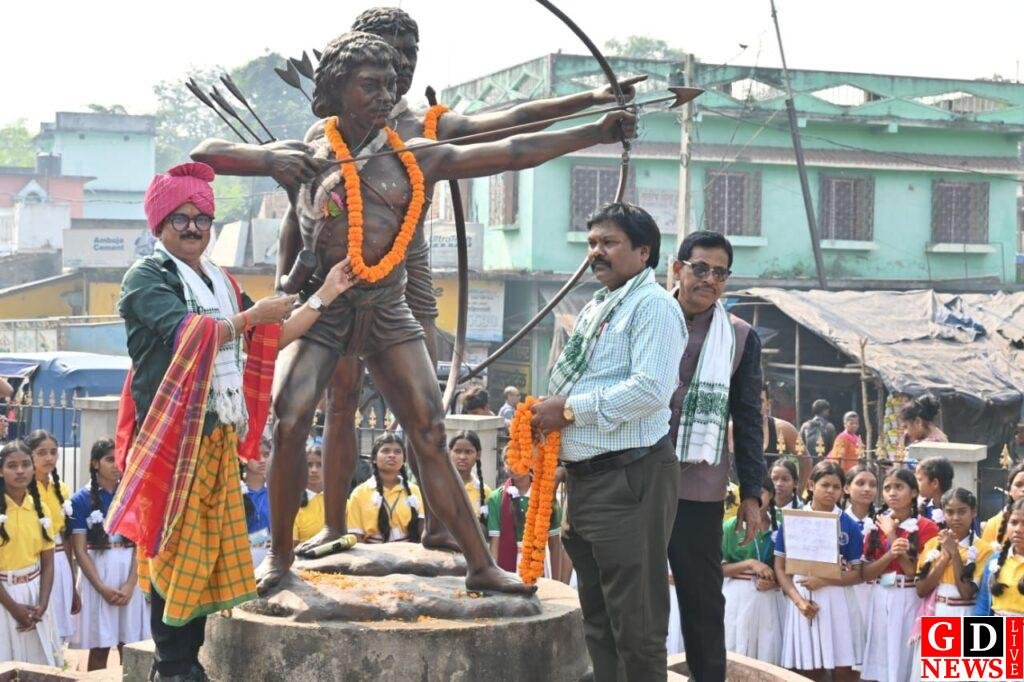 रजत जयंती एवं जनजातीय गौरव दिवस पर निकली भव्य रैली, बिरसा मुंडा-सिद्धू-कान्हू को दी गई श्रद्धांजलि 13 img 20251115 wa00293066975069425515858