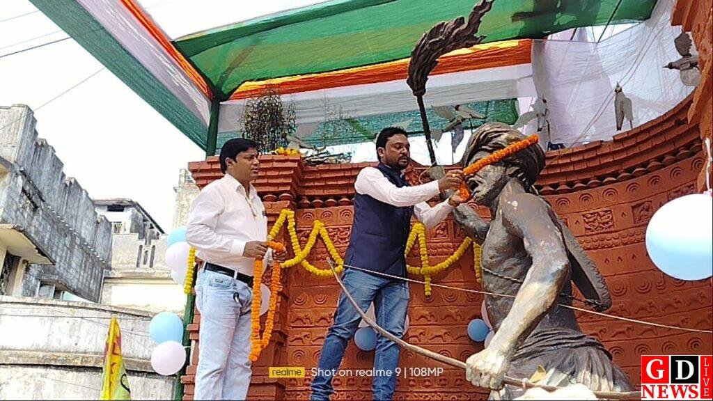 बिरसा मुंडा की 150वीं जयंती पर राजनीतिक दलों ने दी श्रद्धांजलि, बिरसा चौक पर उमड़ा सम्मान का सैलाब। 13 img 20251115 wa00305320478029468407696