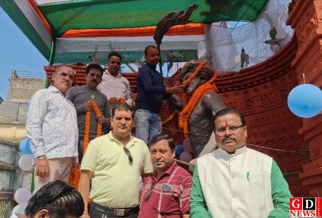 बिरसा मुंडा की 150वीं जयंती पर राजनीतिक दलों ने दी श्रद्धांजलि, बिरसा चौक पर उमड़ा सम्मान का सैलाब। 14 img 20251115 wa00315590023579033302579