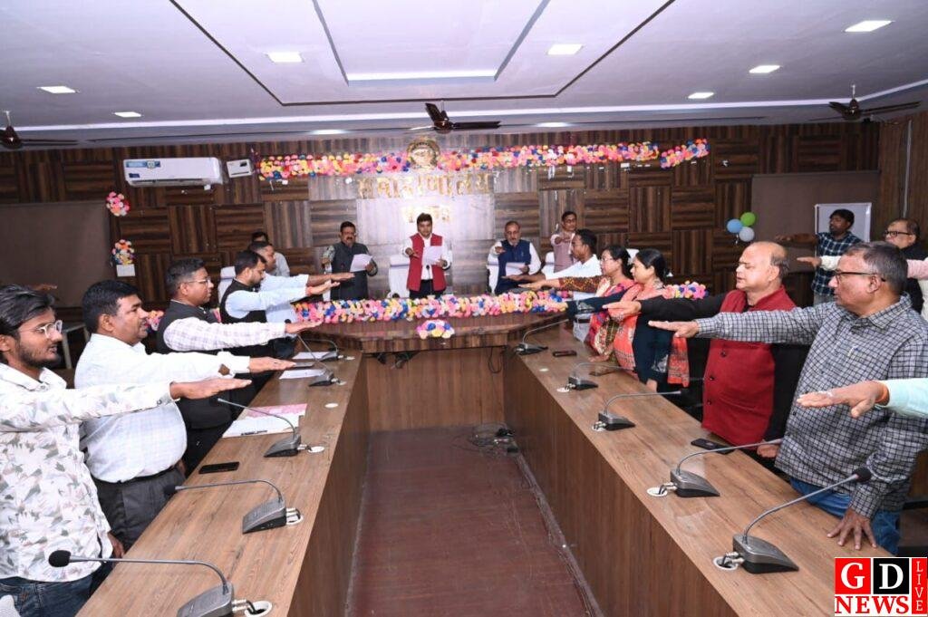 नशामुक्ति, स्वच्छता और साइबर सुरक्षा पर उपायुक्त की महत्वपूर्ण बैठक। 13 img 20251118 wa00231332055434828699173