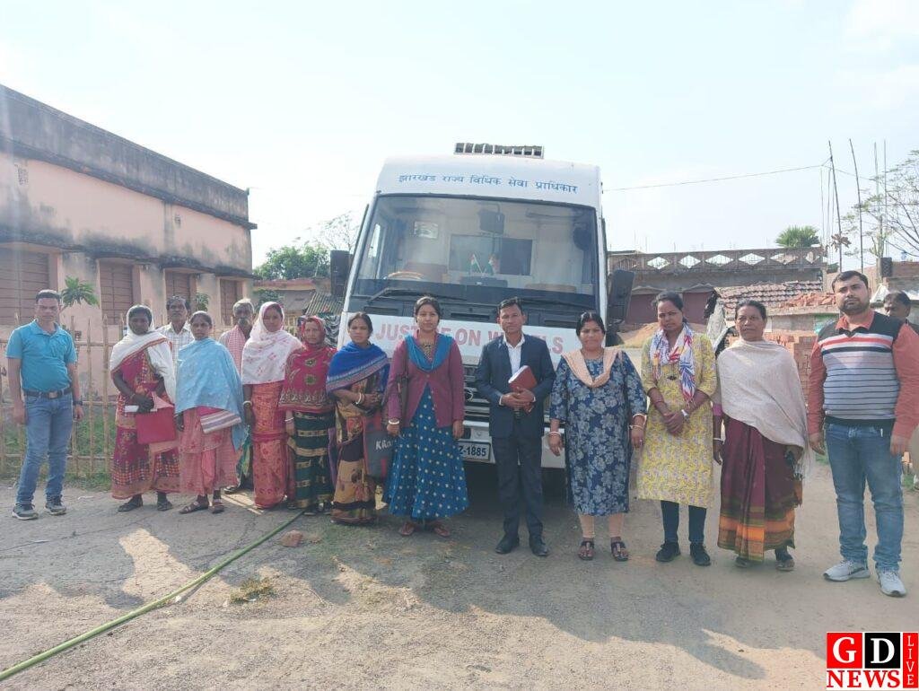 चलंत लोक अदालत सह विधिक जागरूकता शिविर, कई कानूनी मुद्दों पर ग्रामीणों को दी गई अहम जानकारी। 13 img 20251120 wa00193953576446446146013