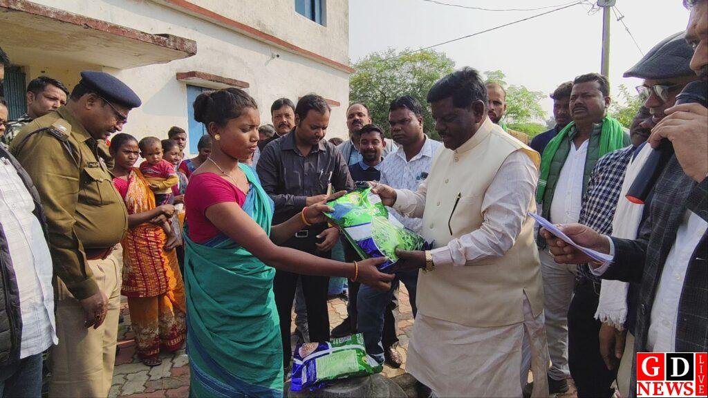 विधायक हेमलाल मुर्मू ने सिंगारसी–जराकी में पहुंचाई योजनाएं घर-घर, लाभुकों को बांटी कई परिसंपत्तियां। 13 img 20251123 wa00111180388140461128555