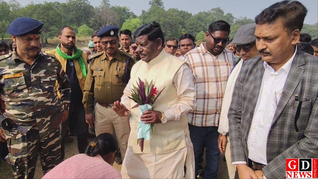 विधायक हेमलाल मुर्मू ने सिंगारसी–जराकी में पहुंचाई योजनाएं घर-घर, लाभुकों को बांटी कई परिसंपत्तियां। 14 img 20251123 wa00146962779913428040129