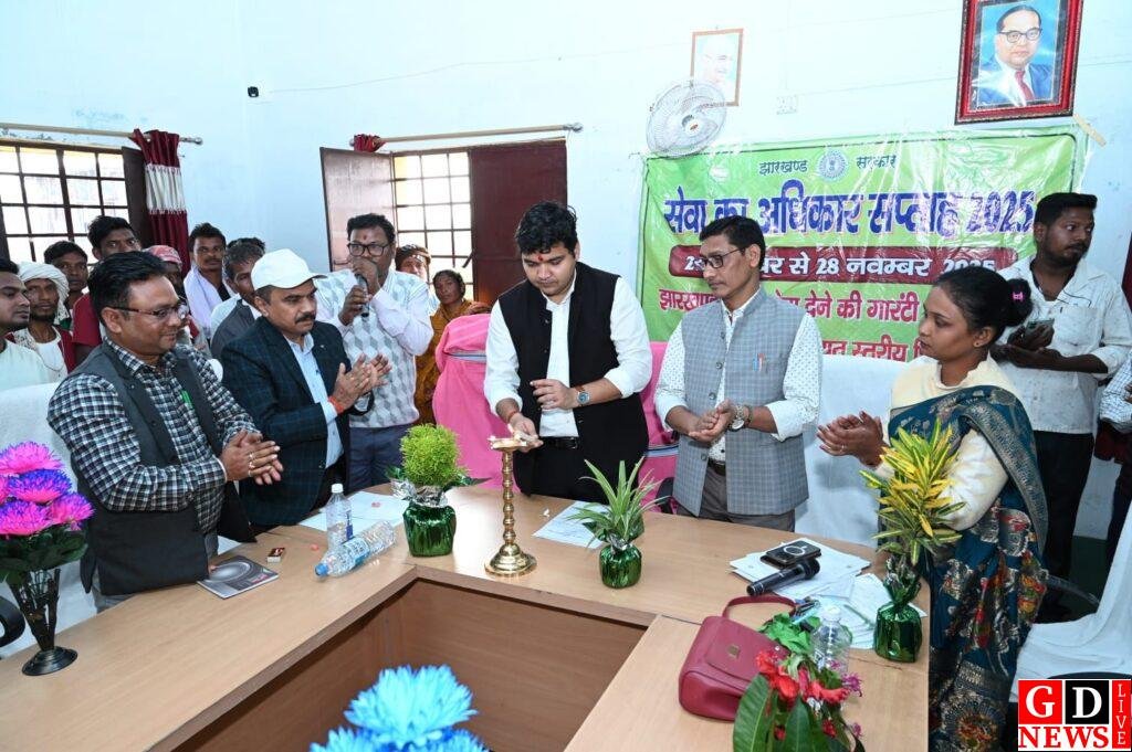 डीसी ने सेवा का अधिकार शिविर में लाभुको के बीच वितरण किया प्रमाणपत्र 13 img 20251123 wa00154866763119396065593