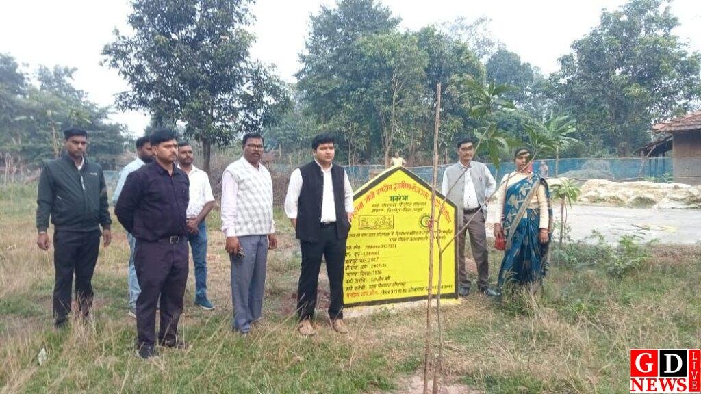 डीसी ने सेवा का अधिकार शिविर में लाभुको के बीच वितरण किया प्रमाणपत्र 14 img 20251123 wa00167436912723555403852