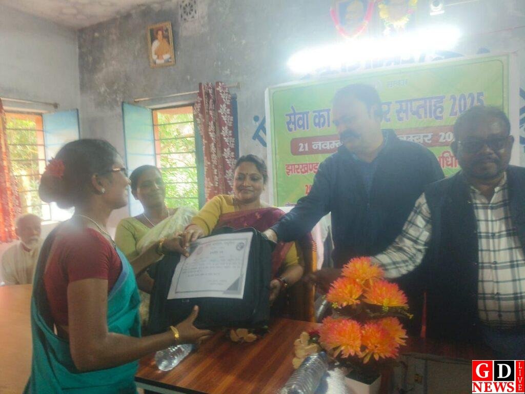 सेवा के अधिकार सप्ताह में शामिल हुईं जिला परिषद अध्यक्ष जूली हेंब्रम 7 img 20251124 wa00017341158492871635614