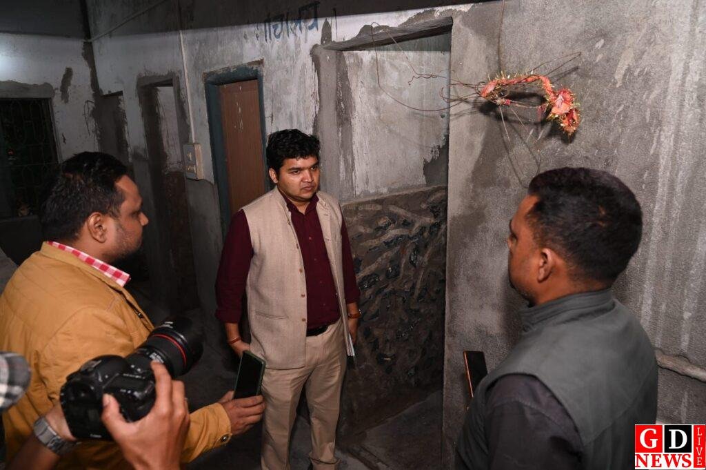 गुणवत्ता पर सख्त निगाह—उपायुक्त ने पीएम आवास और विद्यालय मरम्मत कार्य का किया औचक निरीक्षण। 7 img 20251125 wa00293680609454855060500