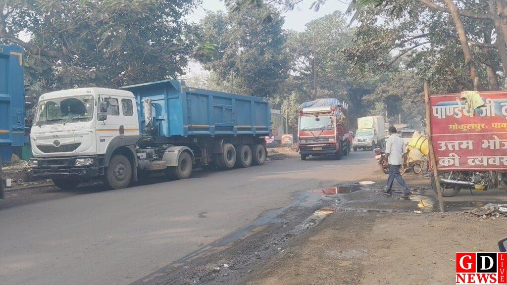 पाकुड़ शहर में नो-एंट्री कागज़ी, सड़क किनारे ट्रकों का कब्ज़ा, आदेश बेअसर, प्रशासन नदारद 14 img 20251126 wa00095854027567514293423